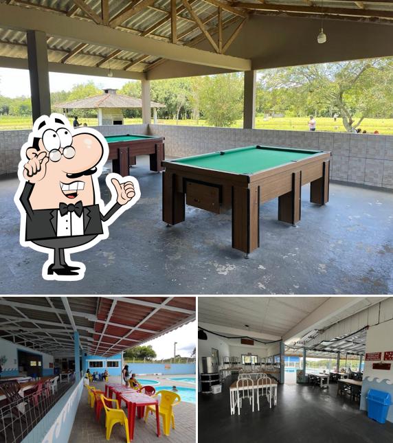 Sente em uma das mesas no Piscinas e Almoço Amigos