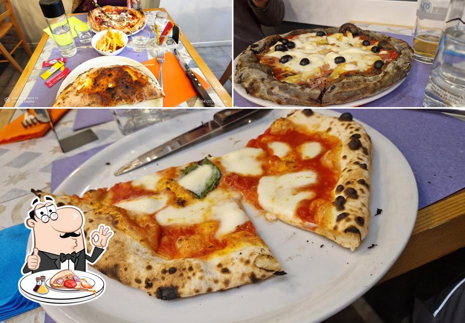 Ordina tra le svariate varianti di pizza Ordina tra le svariate varianti di pizza