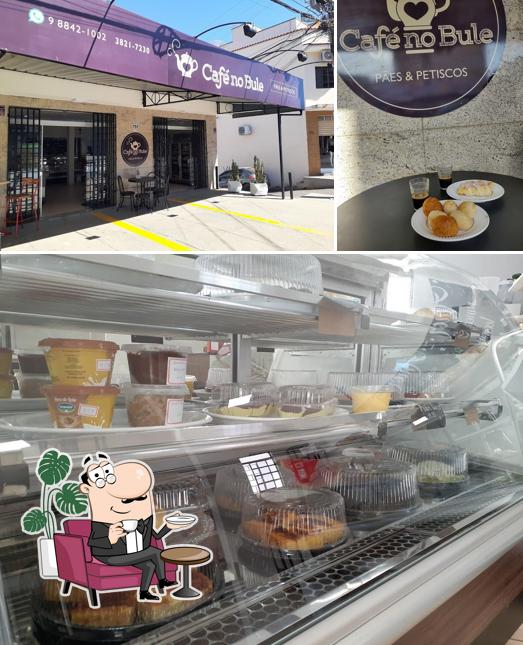 Veja imagens do interior do Café no Bule Pães & Petiscos