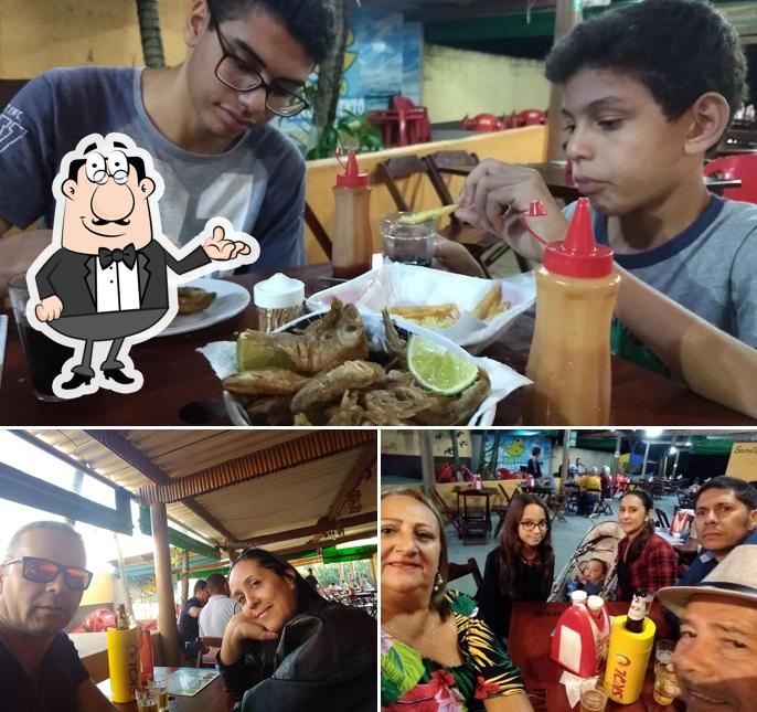 Entre diversos coisas, interior e comida podem ser encontrados no Bar Do Paulo Bento Oficial Barra Do Embaú