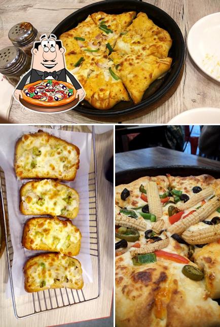 Get pizza at Pizza Hut Cosmos Mall, Ujjain