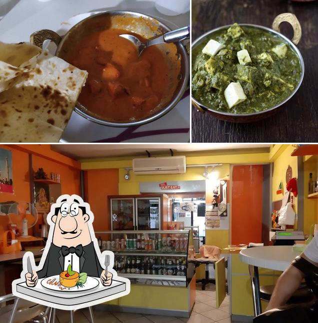 La immagine di cibo e interni da India's Fast Food & Take Away