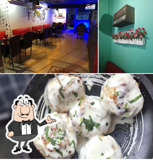 The image of Mom’z restaurant & cafe’s interior and dessert