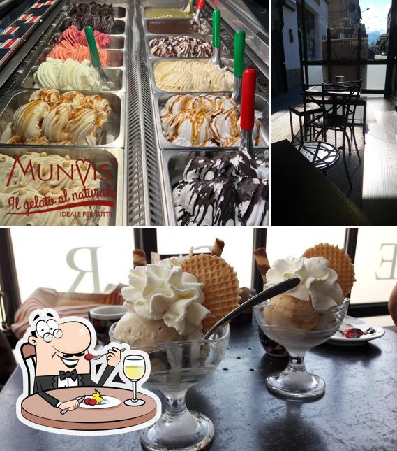 La foto della cibo e interni di Caffè Centro