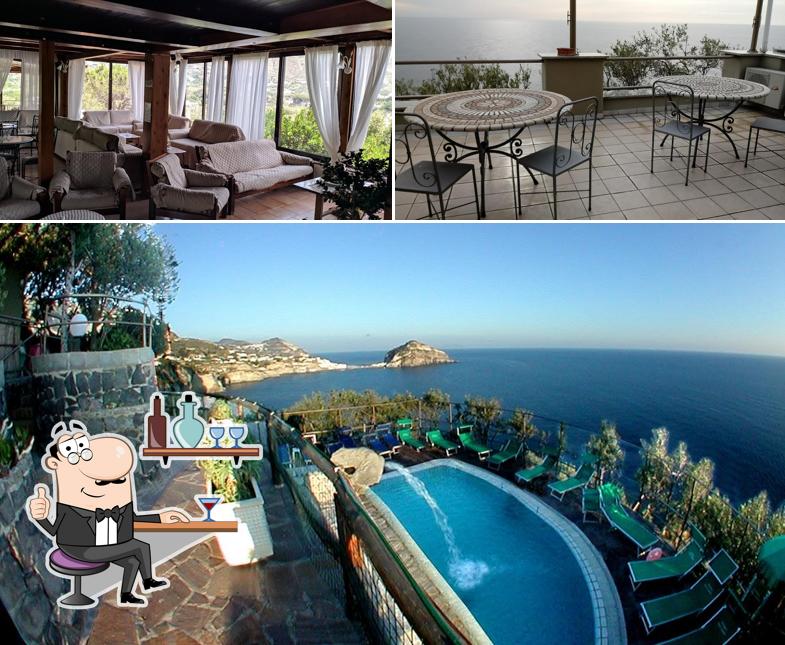 La immagine di interni e esterno da Ristorante Punta Chiarito Resort