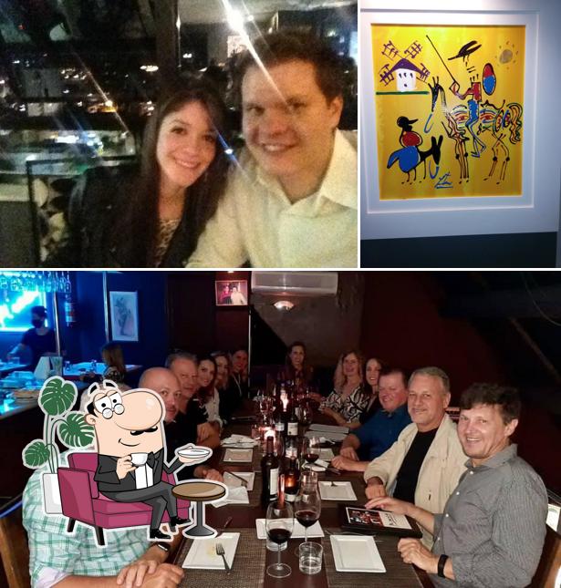 Sente em uma das mesas no Restaurante Picasso