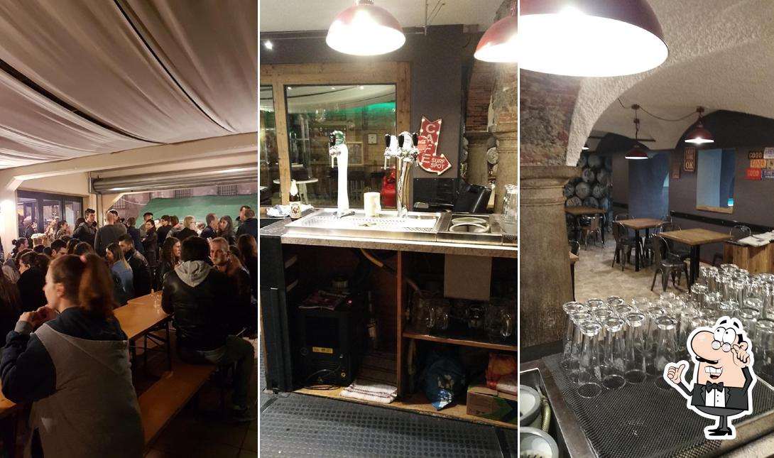 Siediti a un tavolo di Bar Costa D'Oro