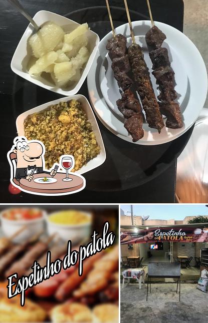 Dê uma olhada a ilustração apresentando comida e interior a Espetinho do patola