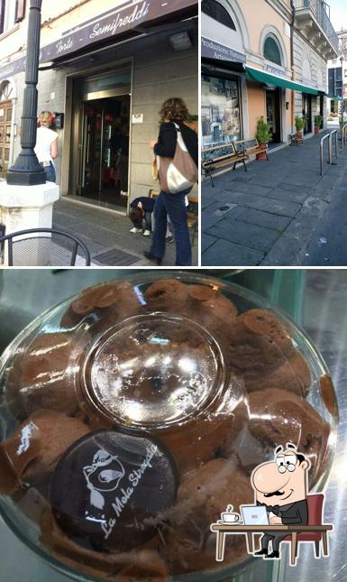 Gli interni di gelateria la mela stregata