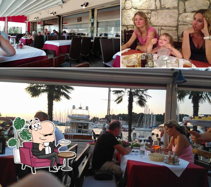 Siediti a un tavolo di La Rosa