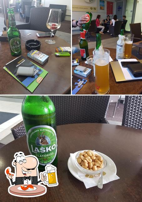 Puoi ordinare un rinfrescante bicchiere di birra chiara o scura