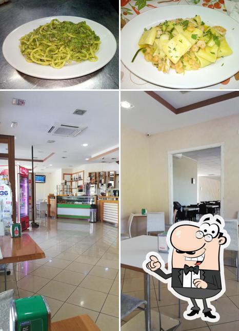Siediti a un tavolo di Torti's Bar