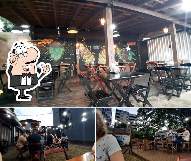 Sente em uma das mesas no Velho viking Beer