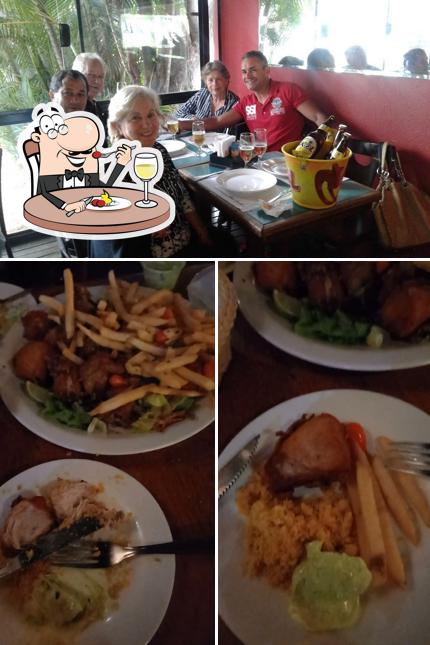 A comida e mesa de jantar do restaurante