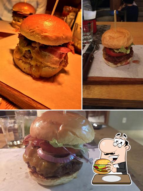Delicie-se com um hambúrguer no Dézo Café Bar