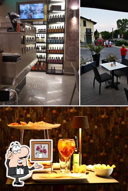 La interni e cibo del ristorante La interni e cibo del ristorante