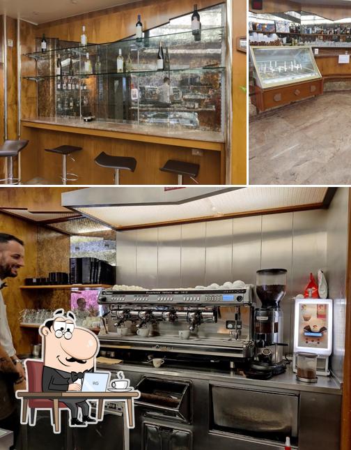 Siediti a un tavolo di Caffè Aulisa