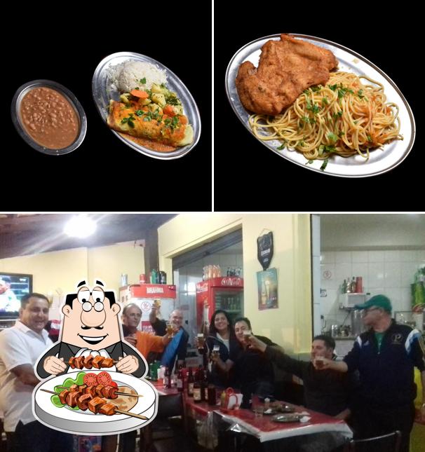 O Tiquinhos Bar e Restaurante se destaca pelo comida e interior