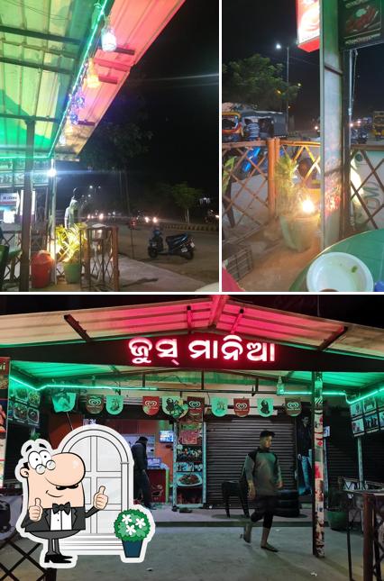 The exterior of The Juice Mania cafe