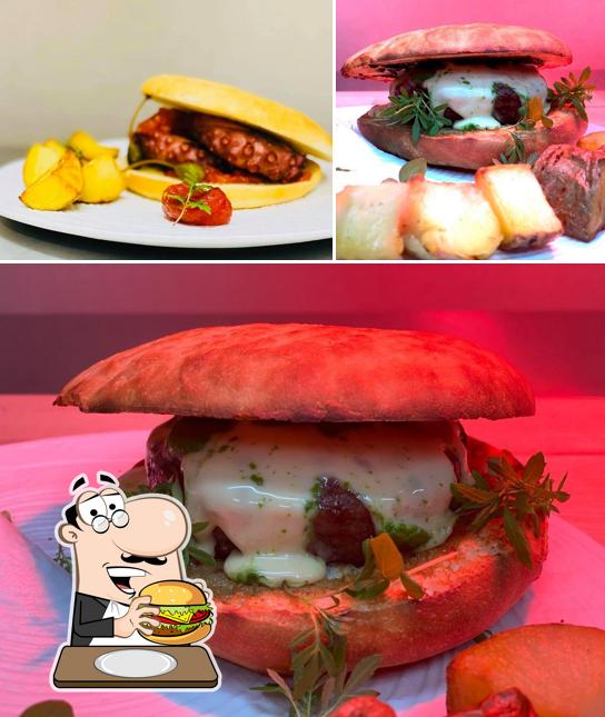 Prenditi un hamburger a Iguana Eatery Lounge Bar & Restaurant