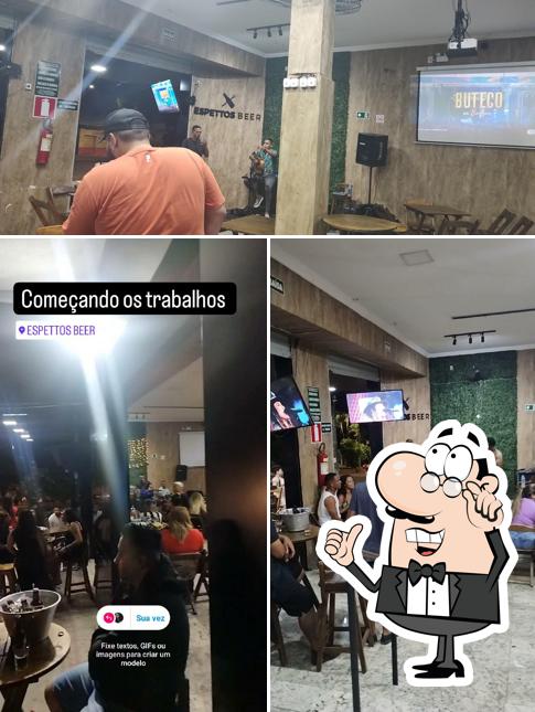 Sente em uma das mesas no ESPETTOS BEER