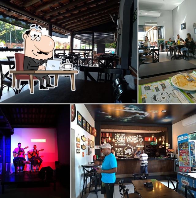 Sente em uma das mesas no Galileu Bar