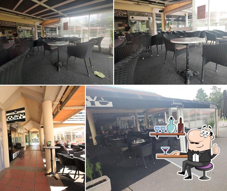Siediti a un tavolo di Cafe Cuky