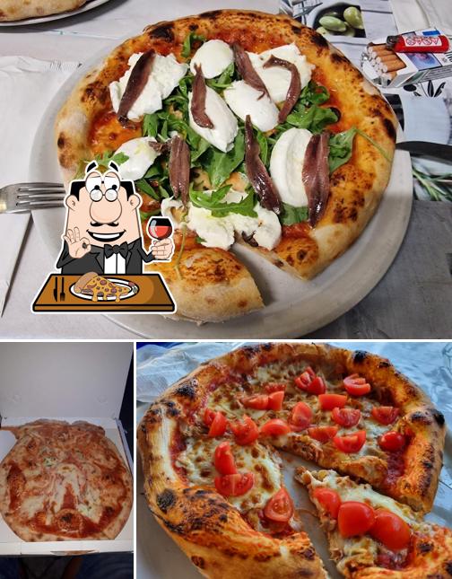 Scegli una pizza a Trattoria Bar Universo
