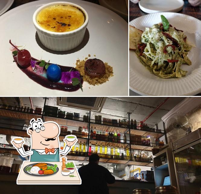 The photo of COMO - Pizzeria & Cafe’s food and bar counter