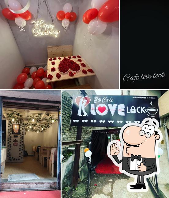 Look at this picture of Cafe love lock