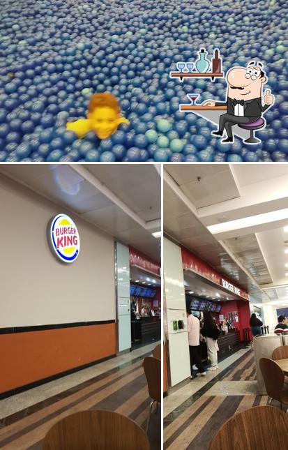 Sente em uma das mesas no Burger King