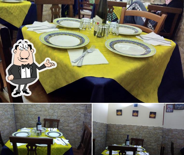 La foto di interni e tavolo da pranzo da Pizzeria e trattoria taxi