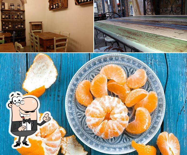 Tra le varie cose da Ristoro La Cisterna si possono trovare la interni e cibo