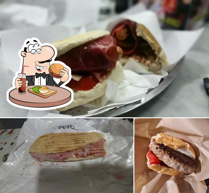 Prova uno dei tipi di hamburger proposti a Birreria Degli Amici (UNICA SEDE CATANZARO CITTÀ)