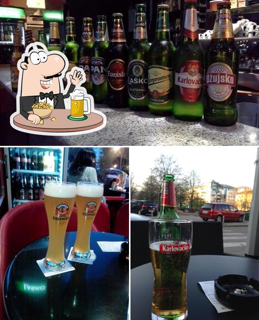 Puoi prenderti un rinfrescante bicchiere di birra chiara o scura