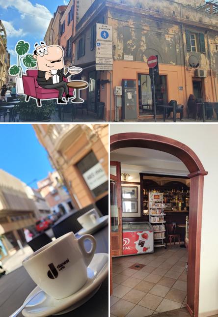 La immagine di interni e cibo da Bar Cafè Del Corso