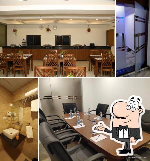 Take a seat at one of the tables at Hotel Mizuki Ryokan - Japanese Hotel & Restaurant (みずき旅館)