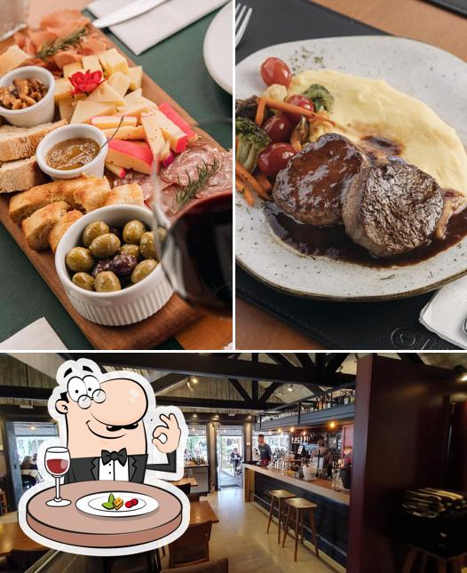 Confira a imagem ilustrando comida e interior no Olivas GastroBar