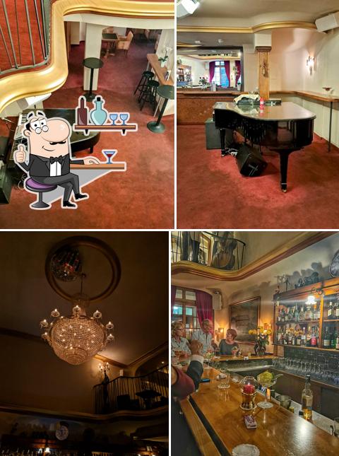 Siediti a un tavolo di Splendid Piano Bar