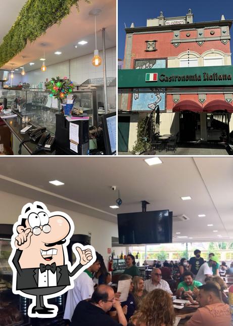 Sente em uma das mesas no Malandrino's Cozinha Italiana