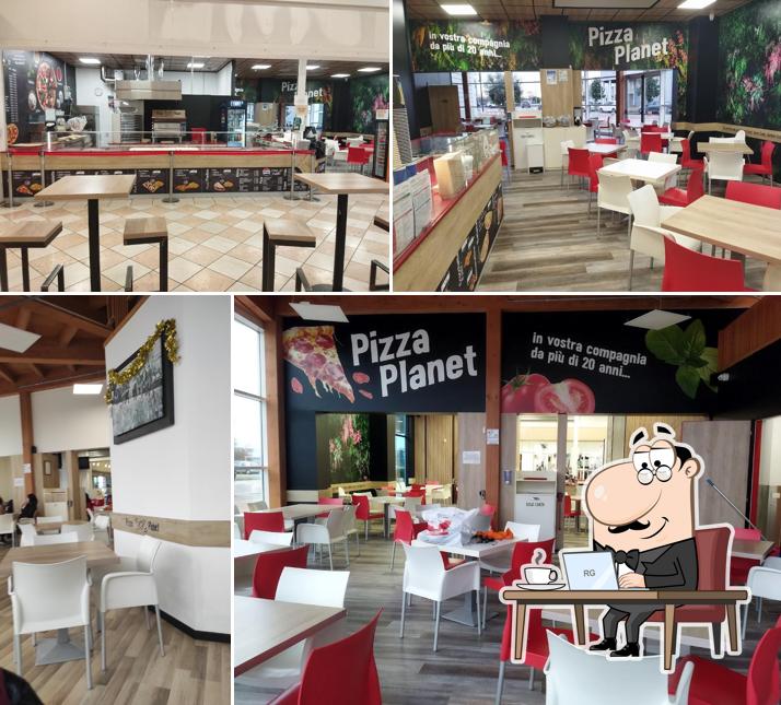 Siediti a un tavolo di Pizza Planet
