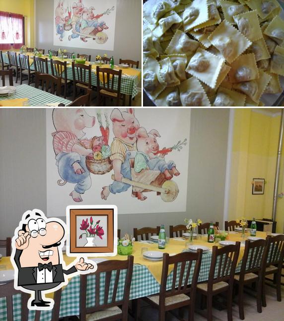 La immagine di interni e cibo da I Tre Porcellini