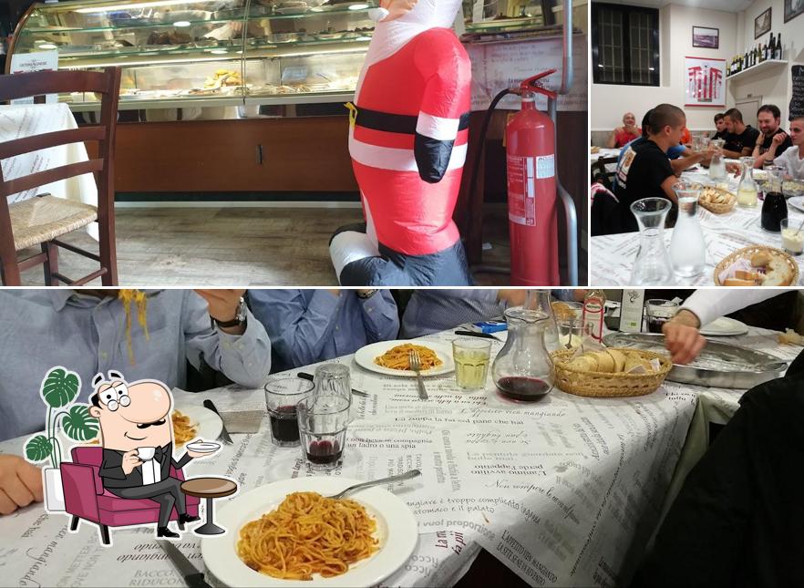 Tra le diverse cose da Osteria Agnese si possono trovare la interni e tavolo da pranzo