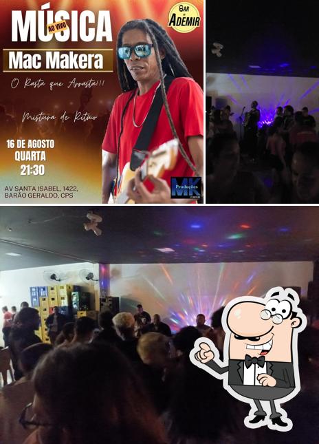 Sente em uma das mesas no Bar do Ademir