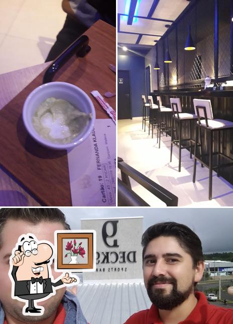Sente em uma das mesas no Deck93 Gastrobar Restaurante