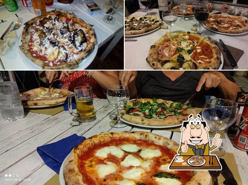 A Pizzeria Miramare, puoi goderti una bella pizza