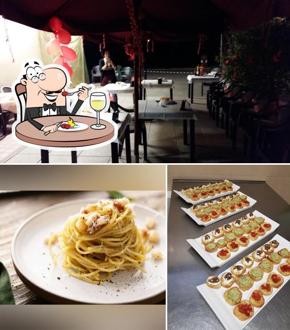 Costantin cafè si caratterizza per la cibo e interni