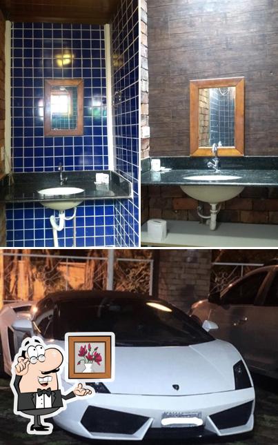 Sente em uma das mesas no Vila Rica Suites