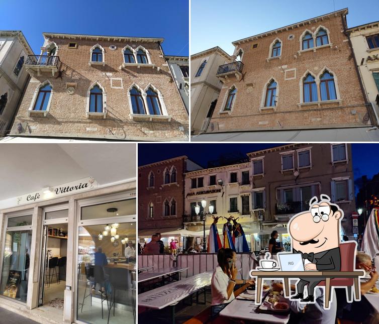 Dai un'occhiata agli interni di Café Vittoria