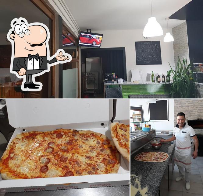 La foto di interni e pizza da Pizzeria Pizza Italia